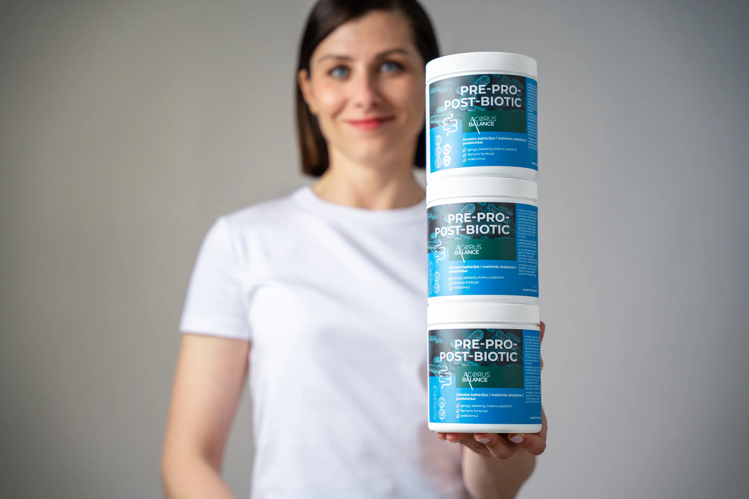 Rokā turēti trīs Biotic PRE-PRO-POST produkta iepakojumi