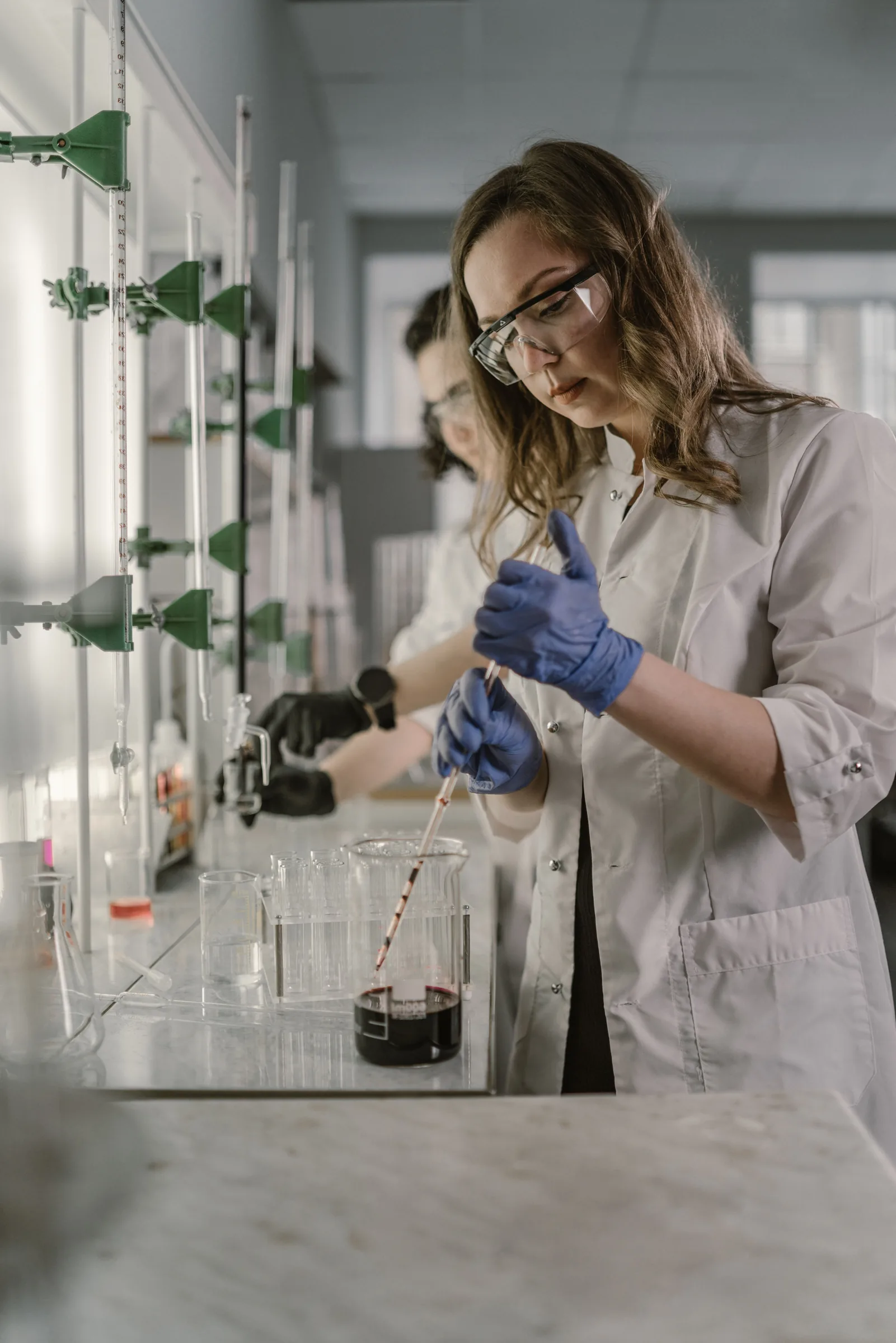 Zinātnieks laboratorijā strādā ar pipeti